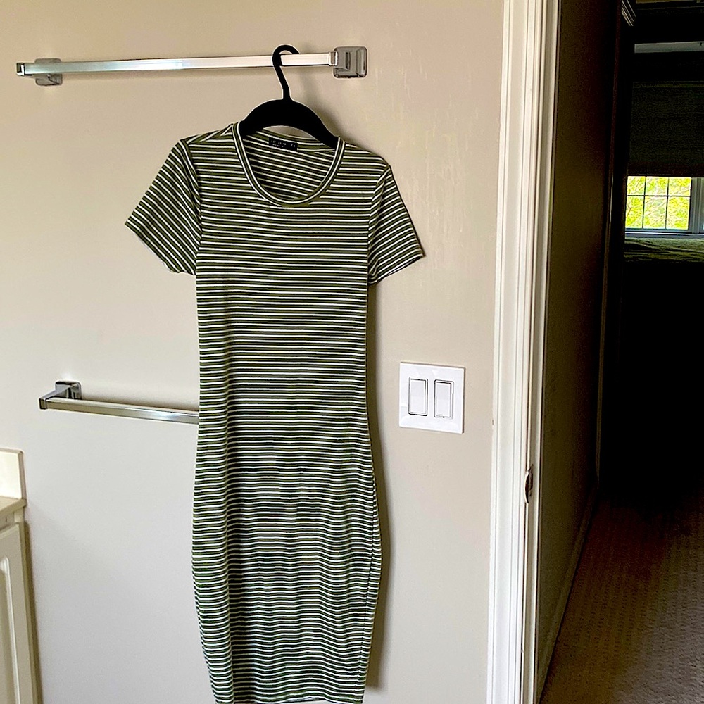 Form-fitting backless green cotton dress